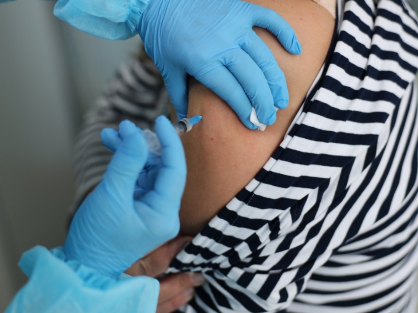 Вакцинация против COVID-19 в Забайкалье: Возрастных ограничений для людей старше 60 нет